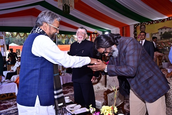 झारखंड की राजनीति में दिखी विनम्रता, सीएम हेमंत ने झुककर किया बाबूलाल मरांडी का अभिवादन