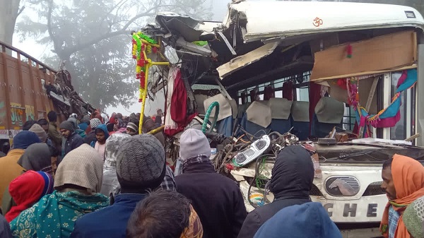 झारखंड के NH 75 पर बस और ट्रक में भीषण टक्कर, ड्राइवर की मौत, 7 लोग गंभीर