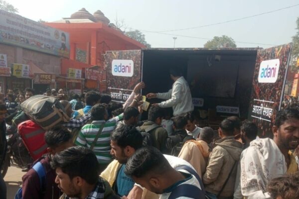 महाकुंभ में अदाणी समूह गीताप्रेस से छपी आरती संग्रह की 1 करोड़ प्रतियों का कर रहा है वितरण।