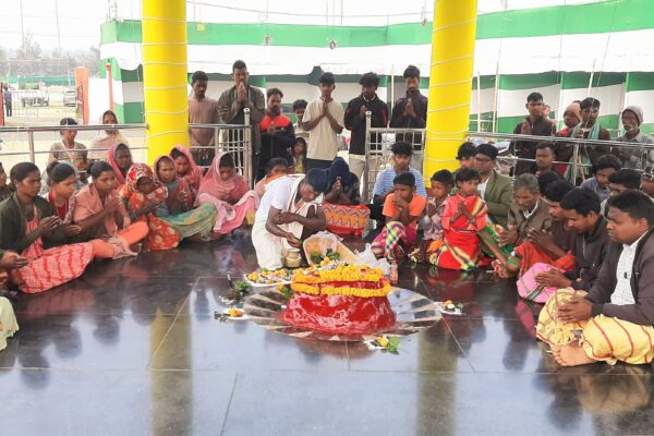 राजकीय जनजातीय हिजला मेला महोत्सव के शातिपूर्ण संपन्न को लेकर परिसर में स्थित दिसोम मारंग बुरु थान में पूजा-अर्चना की गयी।