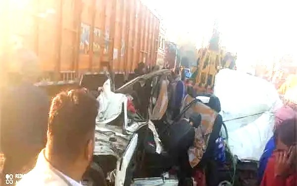 महाकुंभ से लौट रही तीन महिलाओं की हजारीबाग में सड़क दुर्घटना में दर्दनाक मौत, 5 घायल
