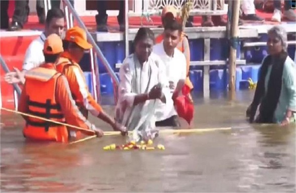 महाकुंभ पहुंची राष्ट्रपति द्रौपदी मुर्मू, संगम में लगाई आस्था की डुबकी