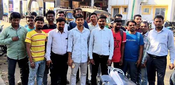 दुमका रेलवे स्टेशन के साइन बोर्ड में संताली भाषा के ओलचिकी लिपि से लिखा रेलवे स्टेशन का नाम मिटाये जाने पर आदिवासी समाज में रोष और आक्रोश