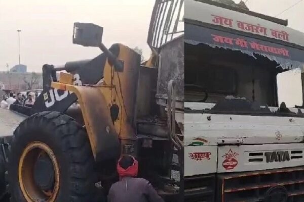 रामगढ़ में उग्रवादियों का आतंक, CCL कर्मी को मारी गोली, JCB को किया आग के हवाले