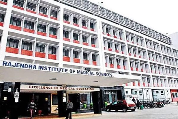 रिम्स निदेशक डॉ राजकुमार को हटाये जाने को चुनौती देने वाली याचिका को HC ने किया स्थगित