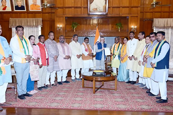 झारखण्ड भाजपा प्रतिनिधिमंडल ने राज्यपाल से मिल किया मंत्री हफीजुल को बर्खास्त करने की मांग