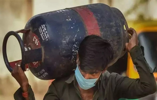 पहली तारीख को सस्ता हुआ Commercial LPG सिलेंडर, कितने घटे दाम, चेक करें अपने शहर का भाव
