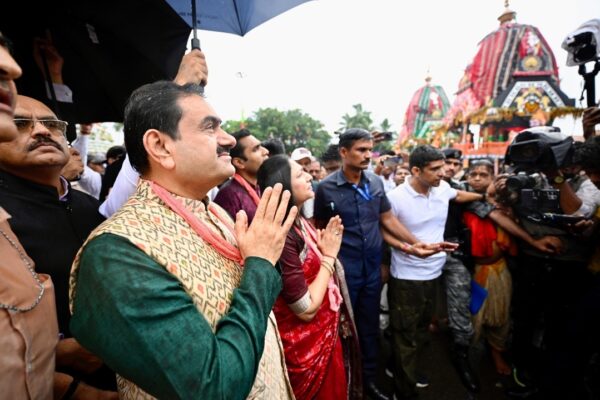 पुरी में श्रद्धा की राह पर नंगे पांव चले गौतम अडानी, जगन्नाथ रथयात्रा में दिखी सेवा और संकल्प की अद्भुत मिसाल