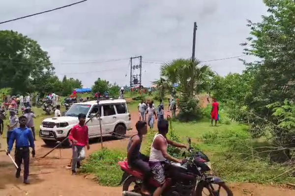 भोगनाडीह में संताल और पुलिस के बीच झड़प, तीर और आंसू गैस के गोले चले, कार्यक्रम को लेकर हुआ विवाद (देखें Video)