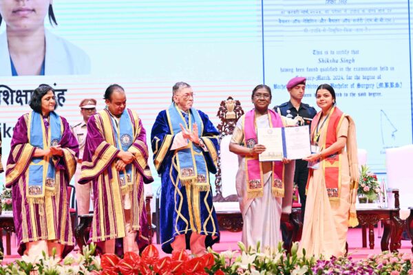 देवघर AIIMS के पहले दीक्षांत समारोह में शामिल हुई राष्ट्रपति द्रौपदी मुर्मू, 48 छात्रों को मिले मेडल और सर्टिफिकेट