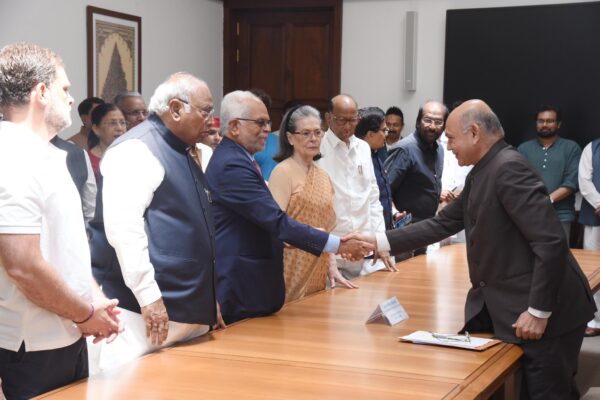 बी. सुदर्शन रेड्डी ने उपराष्ट्रपति पद के लिए नामांकन दाखिल किया, विपक्ष ने दिखाई एकजुटता
