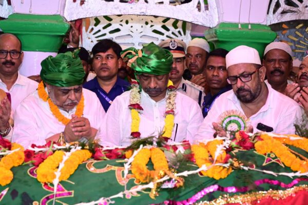 मुख्यमंत्री हेमन्त सोरेन ने हजरत कुतुबुद्दीन रिसालदार शाह बाबा की दरगाह पर की चादरपोशी।