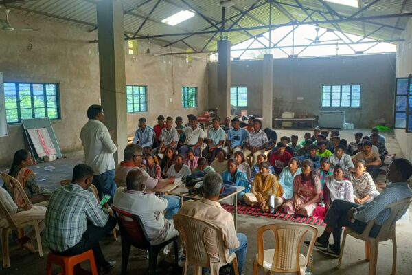 कुडमी समाज के रेल रोको-रास्ता रोको के विरोध में आदिवासी समाज की संयुक्त इकाई का हजारीबाग से रांची राजभवन कूच